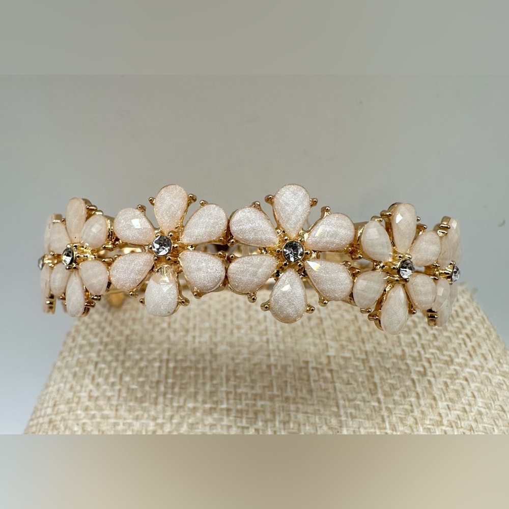 New never worn stretch Elegant Gold and Cream Floral bracelet gold toned accents - Picture 3 of 3